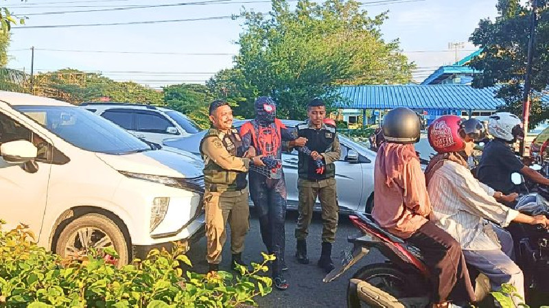 Satpol PP WH Kota Banda Aceh Tertibkan Spiderman