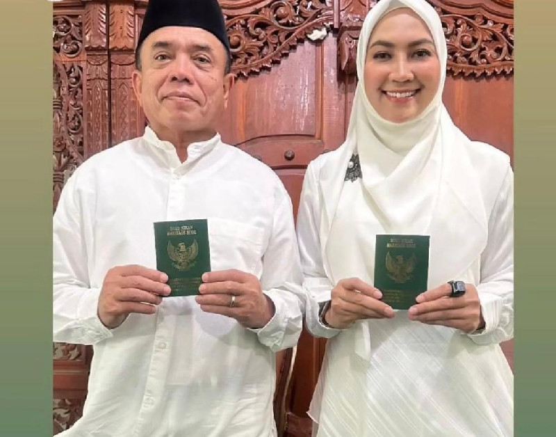 8 Tahun Menanti, Irwandi Yusuf dan Steffy Burase Akhirnya Dapatkan Buku Nikah