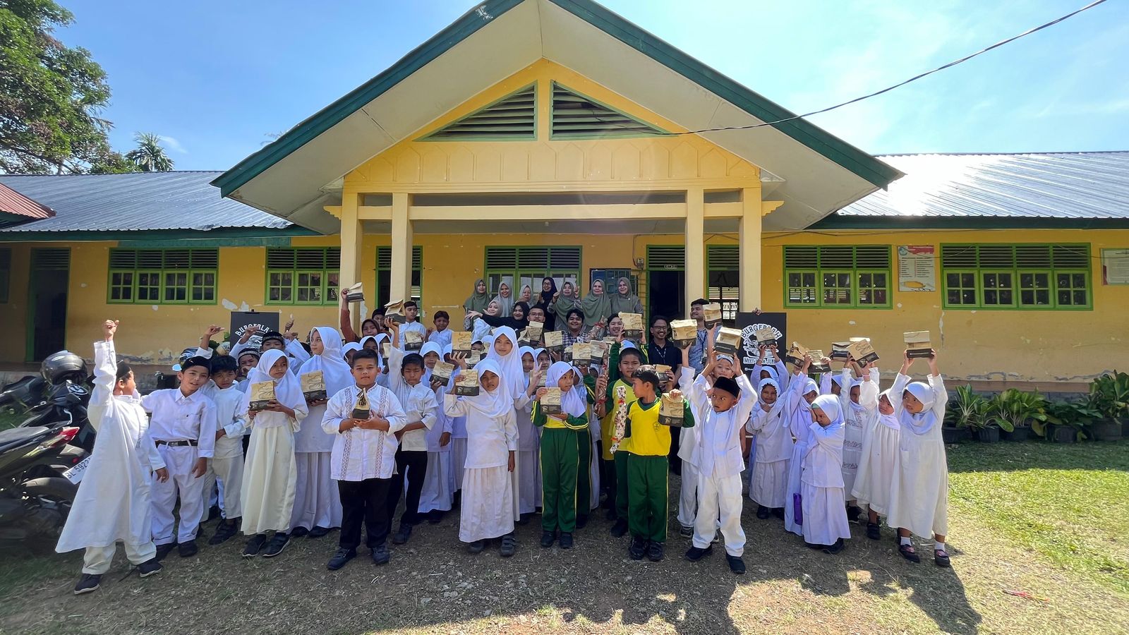 Sambut Ramadhan, BURGERLAH Bagikan Burger di SDN 2 Jeumpet Aceh Besar