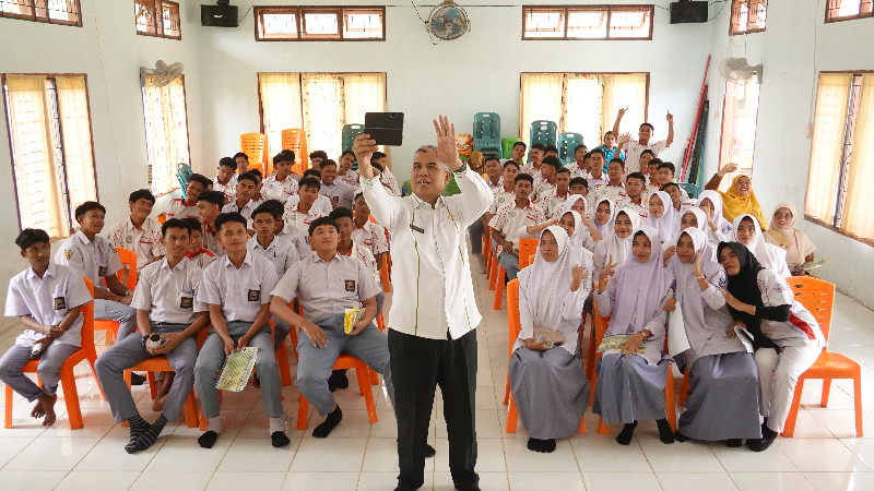 Rektor Unimal Sosialisasikan Pentingnya Pendidikan Tinggi ke Sejumlah Sekolah