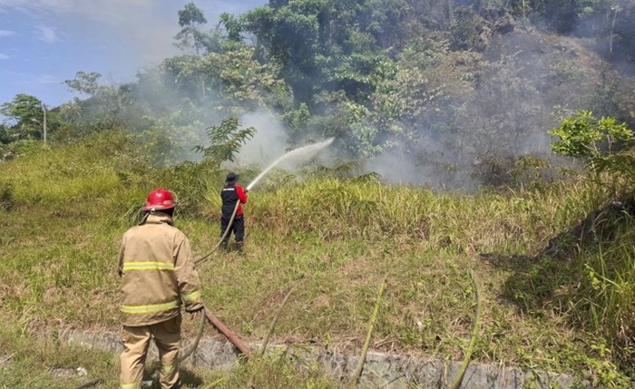 Akibat Pembakaran Sampah, Satu Hektare Lahan di Leupung Hangus Terbakar