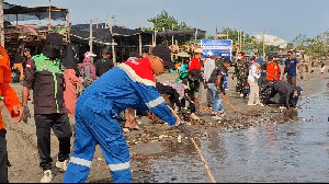 Jelang Ramadhan, SAR Lhokseumawe Bersihkan Sampah di Area Pantai