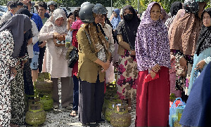 Ratusan Warga Banda Aceh Antre Gas LPG 3 Kg di Pasar Tani