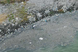 Tumpukan Sampah di Waduk Pusong Lhokseumawe Menyebar Bau Tak Sedap