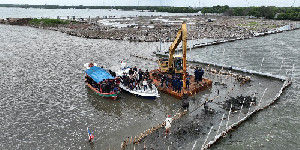 Pagar Laut Tanpa Izin di Bekasi Dibongkar