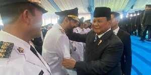 Presiden Prabowo Rangkul dan Jabat Tangan Mualem di Istana Kepresidenan