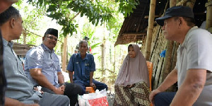 Pj Gubernur Safrizal Temui Lansia Calon Penerima Rumah Layak Huni di Pidie