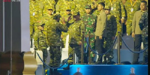 Presiden Prabowo Beri Penghormatan Militer kepada Gubernur Aceh di Parade Senja Magelang