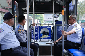 Hari Pertama Beroperasi, Kadishub Aceh Tinjau Operasional Bus Trans Koetaradja