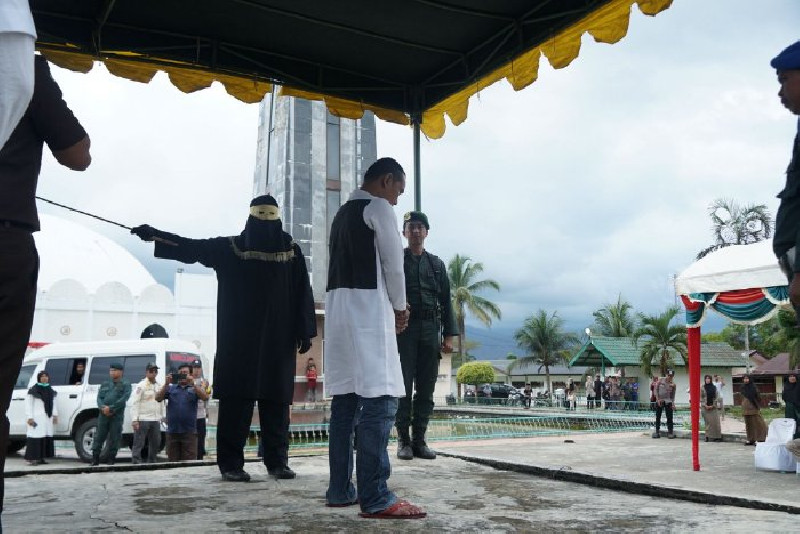 3 Pelanggar Syariat Islam di Aceh Besar Jalani Hukuman Cambuk