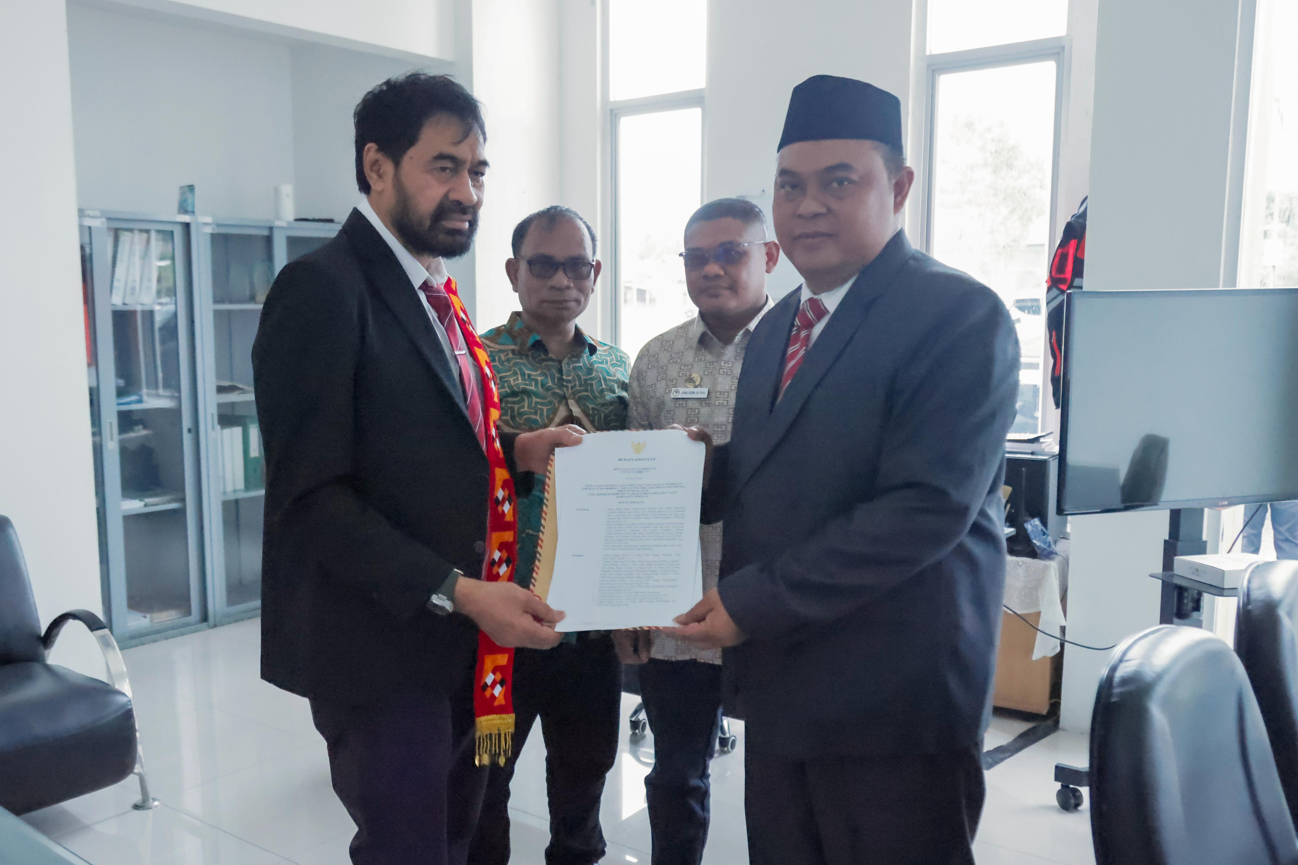 Mualem Terima SK Lahan Mantan GAM, Tapol/Napol dan Korban Konflik di Simeulue