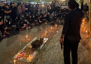 Geruduk Kantor DPRA hingga Tengah Malam, Mahasiswa Tolak UU TNI Bikin 'Makam'