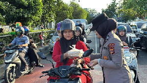 Bidhumas Polda Aceh Bagikan Takjil kepada Pengendara