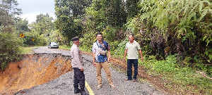 Cek Lokasi Longsor di Sp Camat, Kapolsek Beutong Imbau Masyarakat untuk Berhati-hati