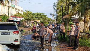 Kapolsek KBJ Bersama Personel Gerak Cepat Tambal Jalan Berlubang