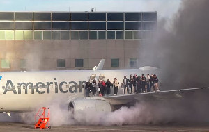 Pesawat American Airlines Terbakar di Bandara Denver