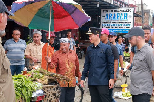 Pantau Harga dan Kebersihan Drainase, Bupati Aceh Barat Sidak Pasar Meulaboh