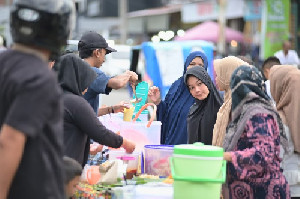 Hari Pertama Puasa, Masyarakat Sebu Lapak Takjil di Pasar Keutapang