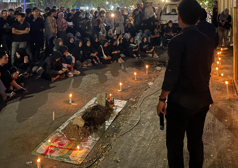 Geruduk Kantor DPRA hingga Tengah Malam, Mahasiswa Tolak UU TNI Bikin 'Makam'