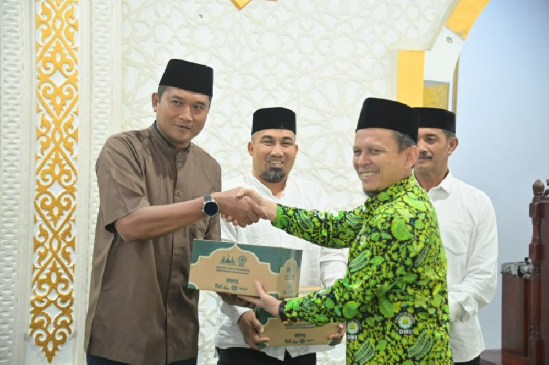 Pemkab Aceh Besar dan DMI Aceh Salurkan Bantuan Paket Kebersihan untuk Masjid