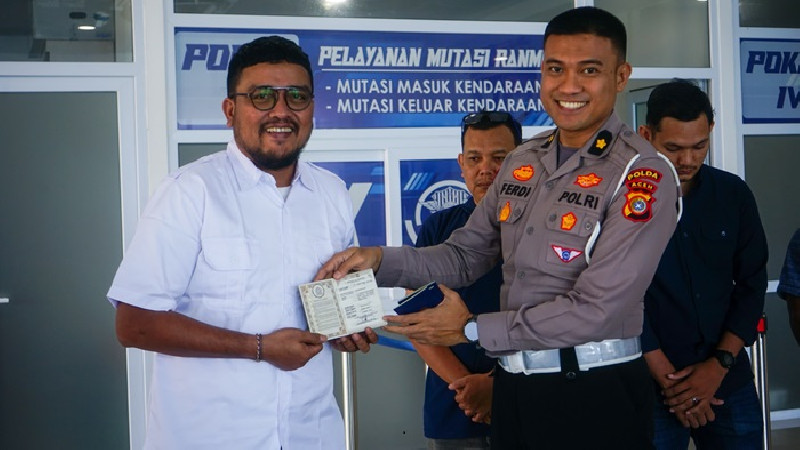 Ditlantas Polda Aceh Serahkan E-BPKB Perdana