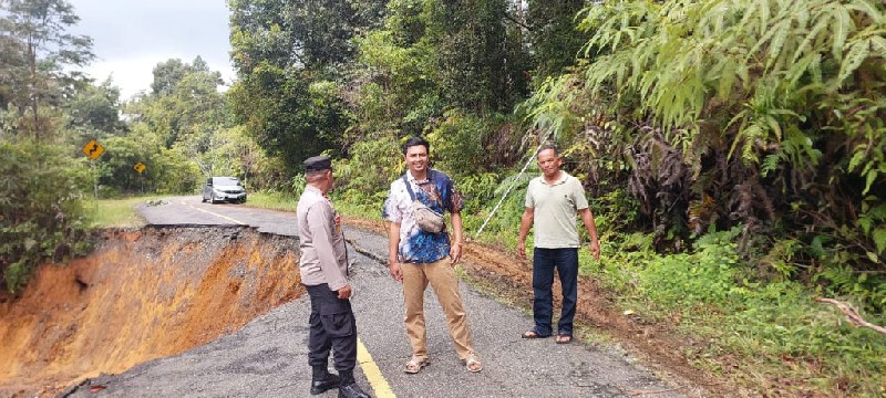 Cek Lokasi Longsor di Sp Camat, Kapolsek Beutong Imbau Masyarakat untuk Berhati-hati