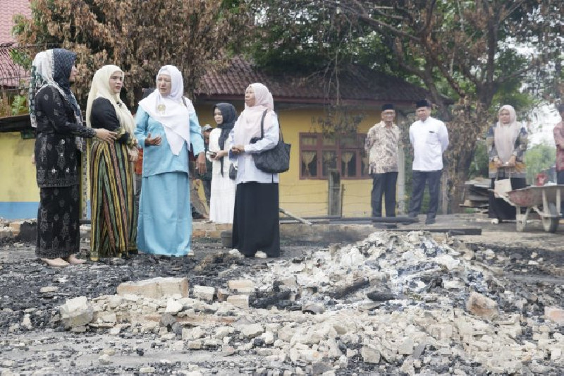 Duka Kebakaran di Simpang Ulim, Istri Bupati dan Wabup Serahkan Bantuan