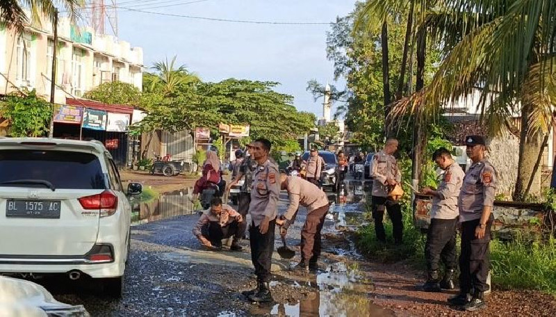 Kapolsek KBJ Bersama Personel Gerak Cepat Tambal Jalan Berlubang