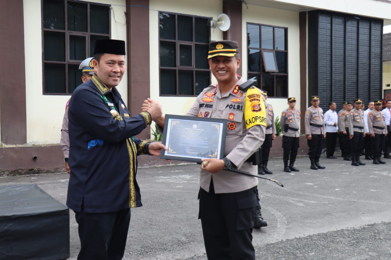 Bupati Beri Penghargaan Atas Layanan Pengurusan SKCK Polres Aceh Tengah