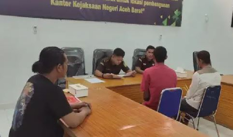 Polisi Serahkan Dua Tersangka Curanmor dan Barang Bukti ke Kejari Aceh Barat