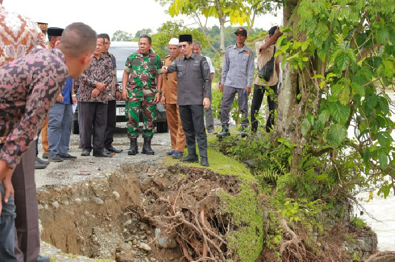 Tinjau Abrasi Sungai Keutambang, Bupati Aceh Barat Instruksikan PUPR Ambil Langkah Penanganan