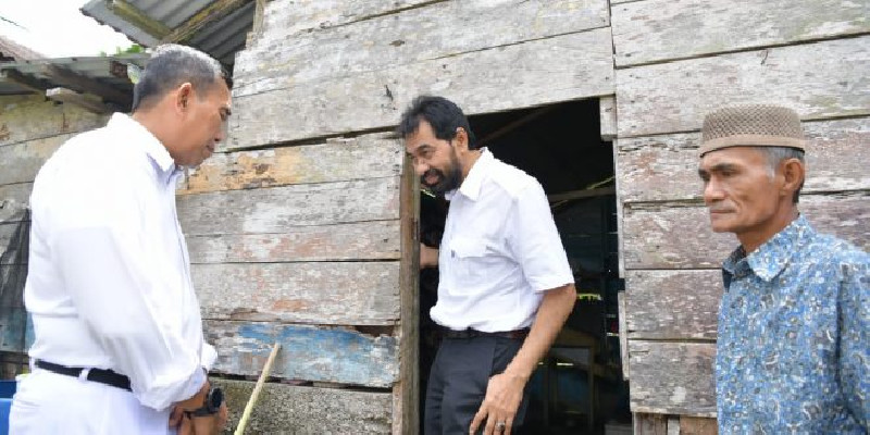 Gubernur Muzakir Manaf Verifikasi Langsung Penerima Bantuan RLH di Simeulue