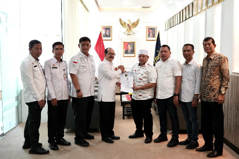 Kemenkum Aceh Serahkan SK Aiyub Abbas yang Resmi Jabat Sekjen PA