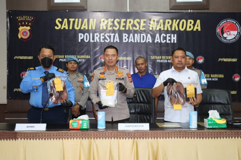 Dua Warga Bogor Tertangkap di Bandara SIM Saat Hendak Terbangkan 900 Gram Sabu