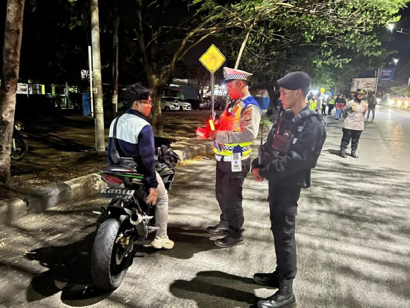 Razia Tengah Malam di Lamgugob, Polisi Amankan 12 Motor Knalpot Brong dan Rokok Ilegal