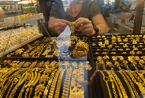 Harga Turun Tajam, Warga Banda Aceh Ramai Jual Emas