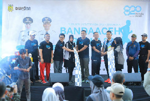 Semarak HUT Kota, Illiza Lepas Ratusan Peserta Banda Aceh Run 8,20K