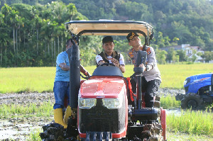 Bupati Aceh Selatan Luncurkan Program Bajak Sawah Gratis