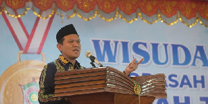 Hadiri Wisuda Dayah Jeumala Amal, Fadhlullah Dorong Santri Menjadi Pemimpin
