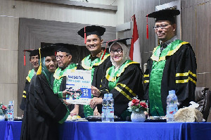 Ratusan Lansia Rayakan Wisuda Sekolah Lansia Perdana