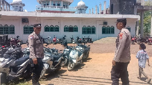 Cegah Curanmor, Polisi di Banda Aceh Jaga Parkiran Saat Shalat Jumat