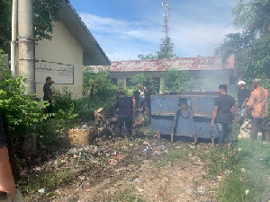 DLH Aceh Besar Bersama Tim Gabungan Bersihkan Tumpukan Sampah Ilegal