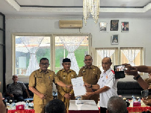 Dorong Kemajuan Olahraga, Pemkab Simeulue Serahkan Dana Hibah ke KONI