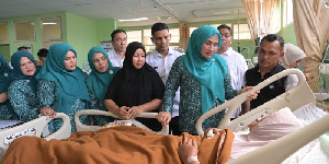 Ketua PKK Aceh Sambangi RSUDZA, Jenguk Pasien dan Tinjau Layanan Publik