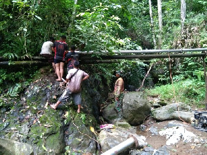 Satgas TMMD Kodim 0107/Aceh Selatan Mulai Sambung Pipa di Sumber Air