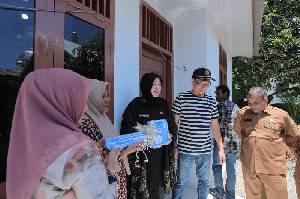Walikota Banda Aceh Serahkan Bantuan Rumah Layak Huni untuk Dua Warga Ilie