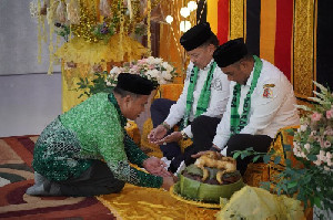 Peusijuek di Kemenag Nagan Raya, Bupati TRK Tegaskan Komitmen Sinergi dengan Instansi Vertikal