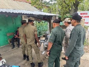 Satpol PP dan WH Aceh Besar Amankan Manusia Silver