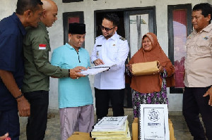 Penyandang Disabilitas Netra Terima Bantuan Al-Qur’an Braille