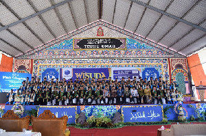 Wisuda Akbar Pesantren Modern Misbahul Ulum, 8 Santri Raih Predikat Cumlaude